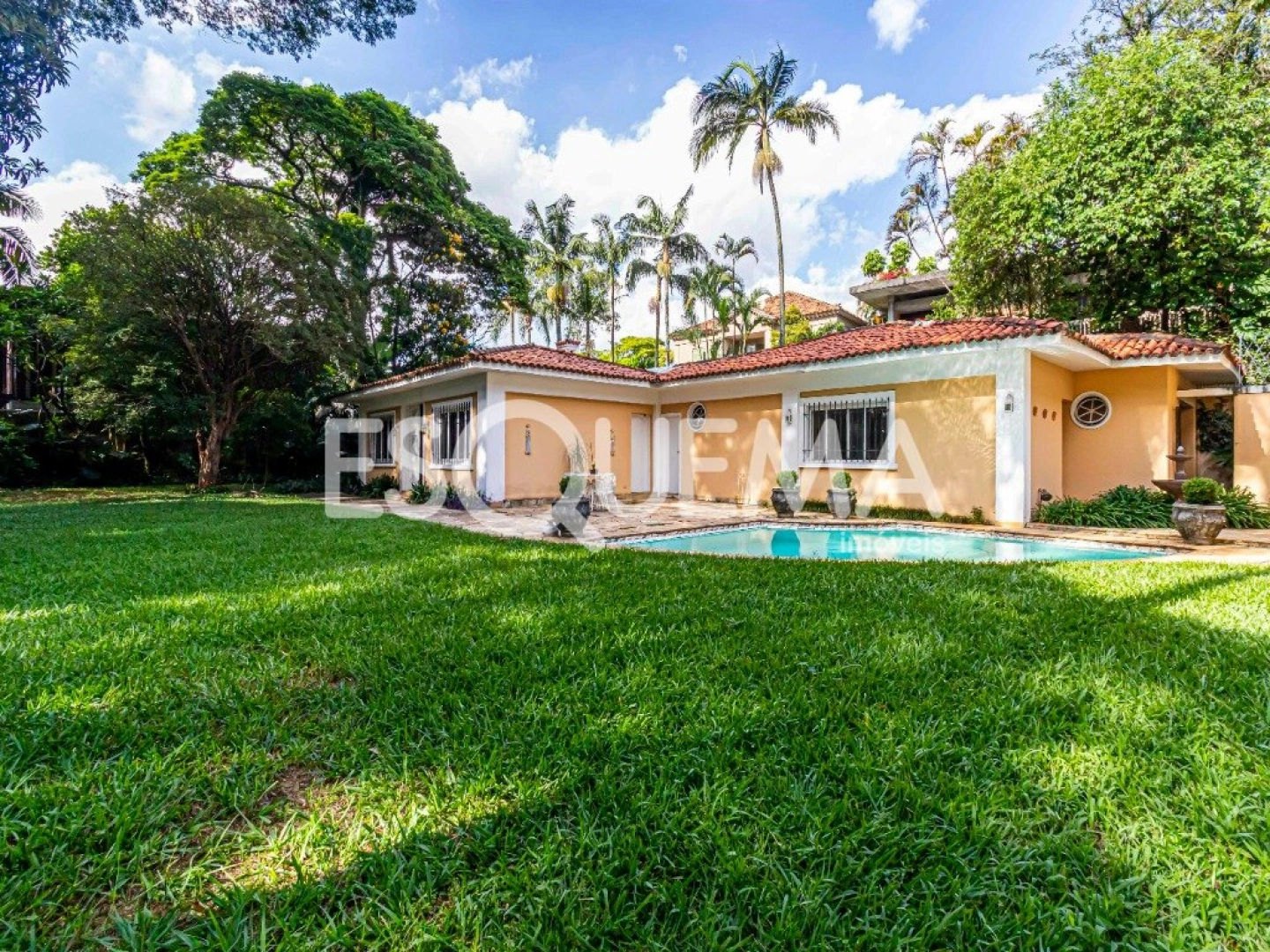 Casa para reforma total com jardim exuberante - Imagem 1