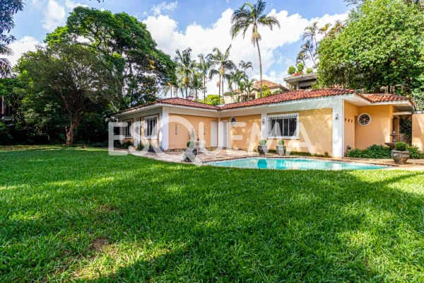 Casa para reforma total com jardim exuberante