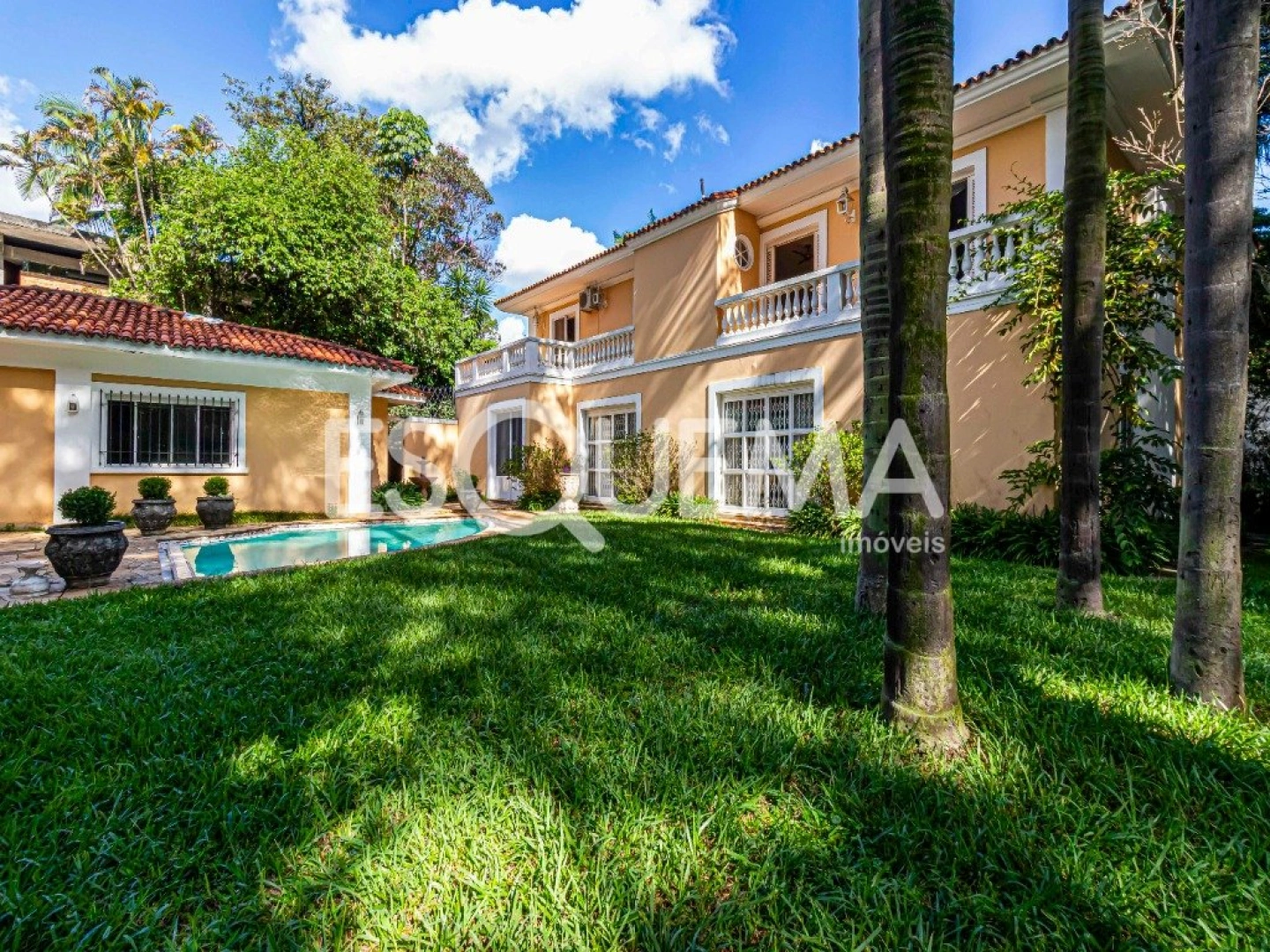 Casa para reforma total com jardim exuberante - Imagem 2