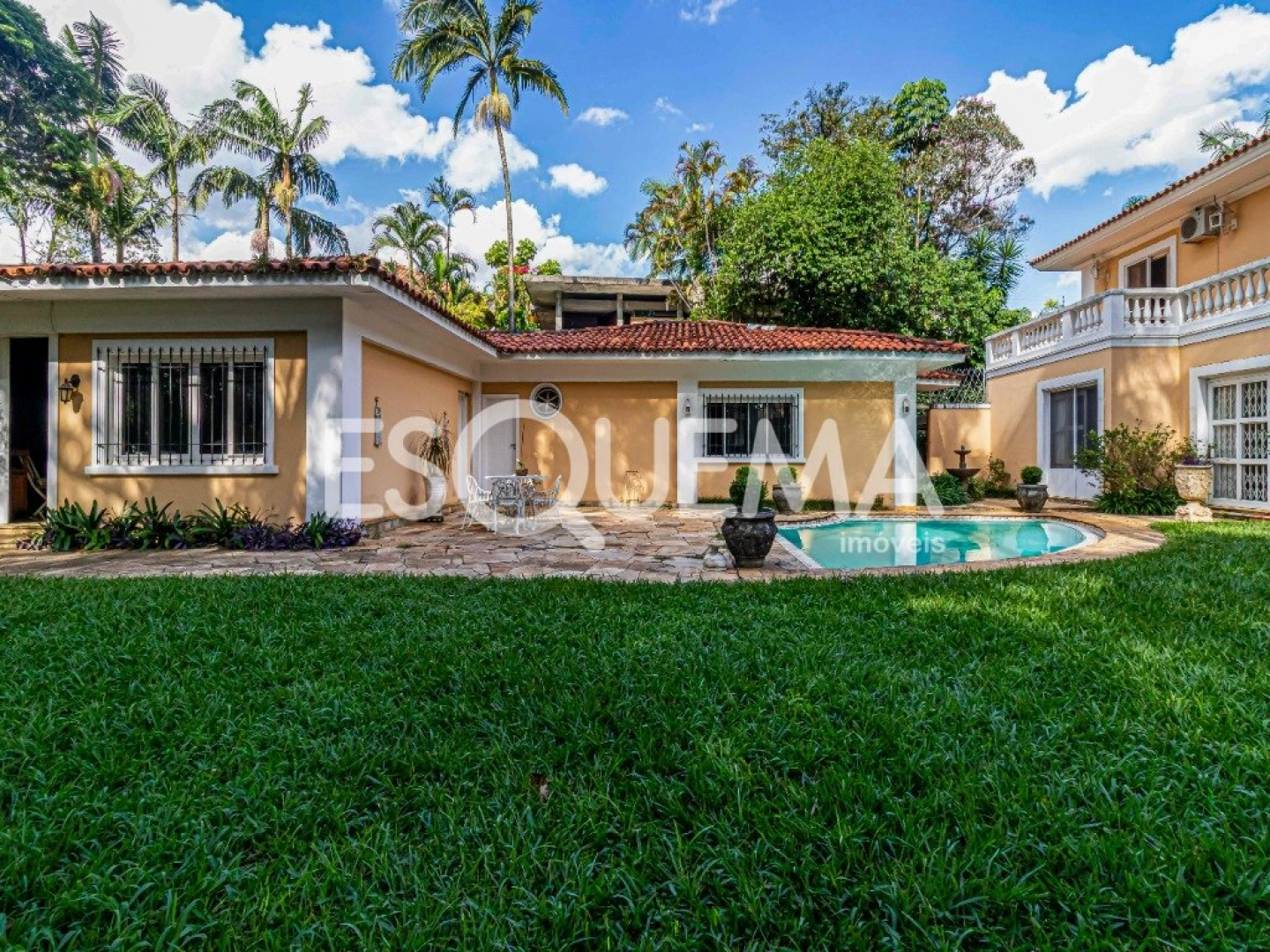 Casa para reforma total com jardim exuberante - Imagem 3