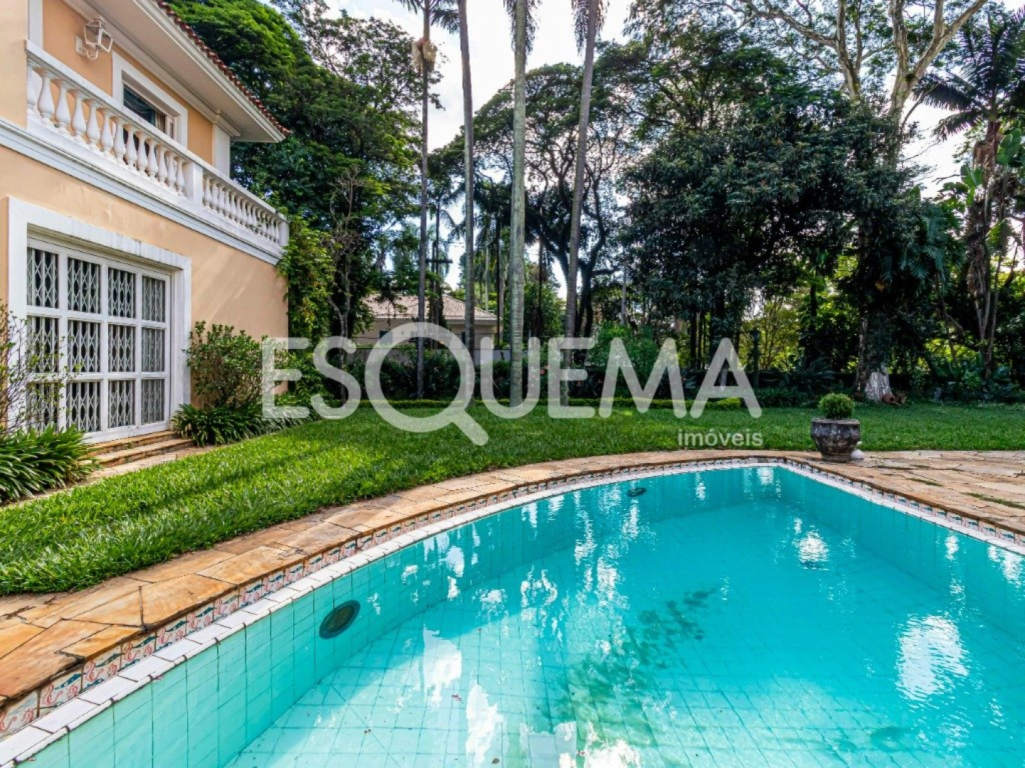 Casa para reforma total com jardim exuberante - Imagem 4