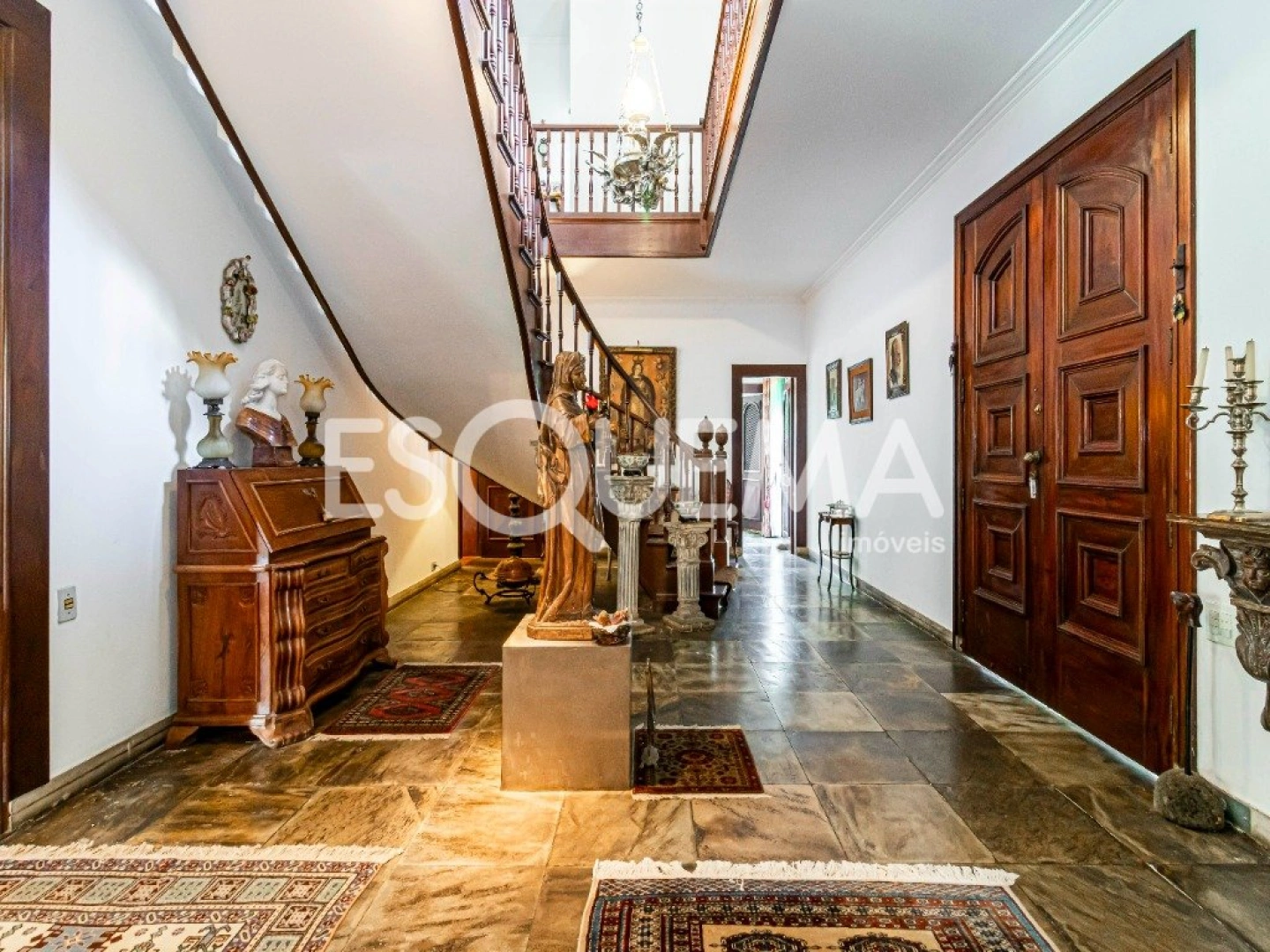 Casa para reforma total com jardim exuberante - Imagem 5