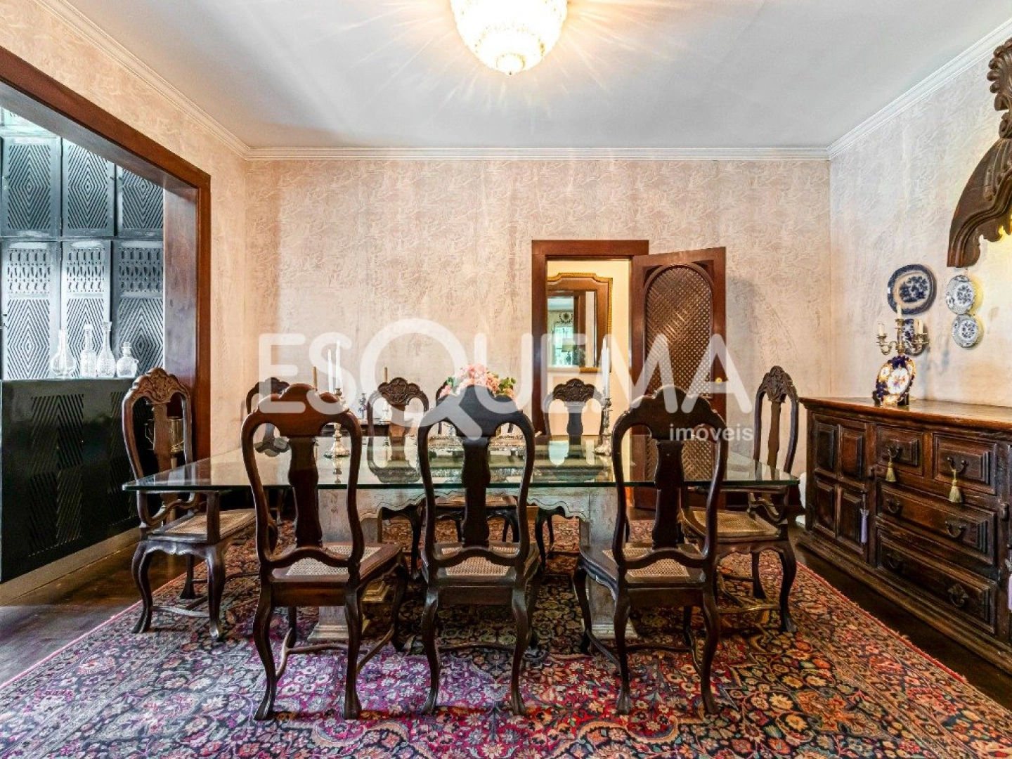 Casa para reforma total com jardim exuberante - Imagem 7
