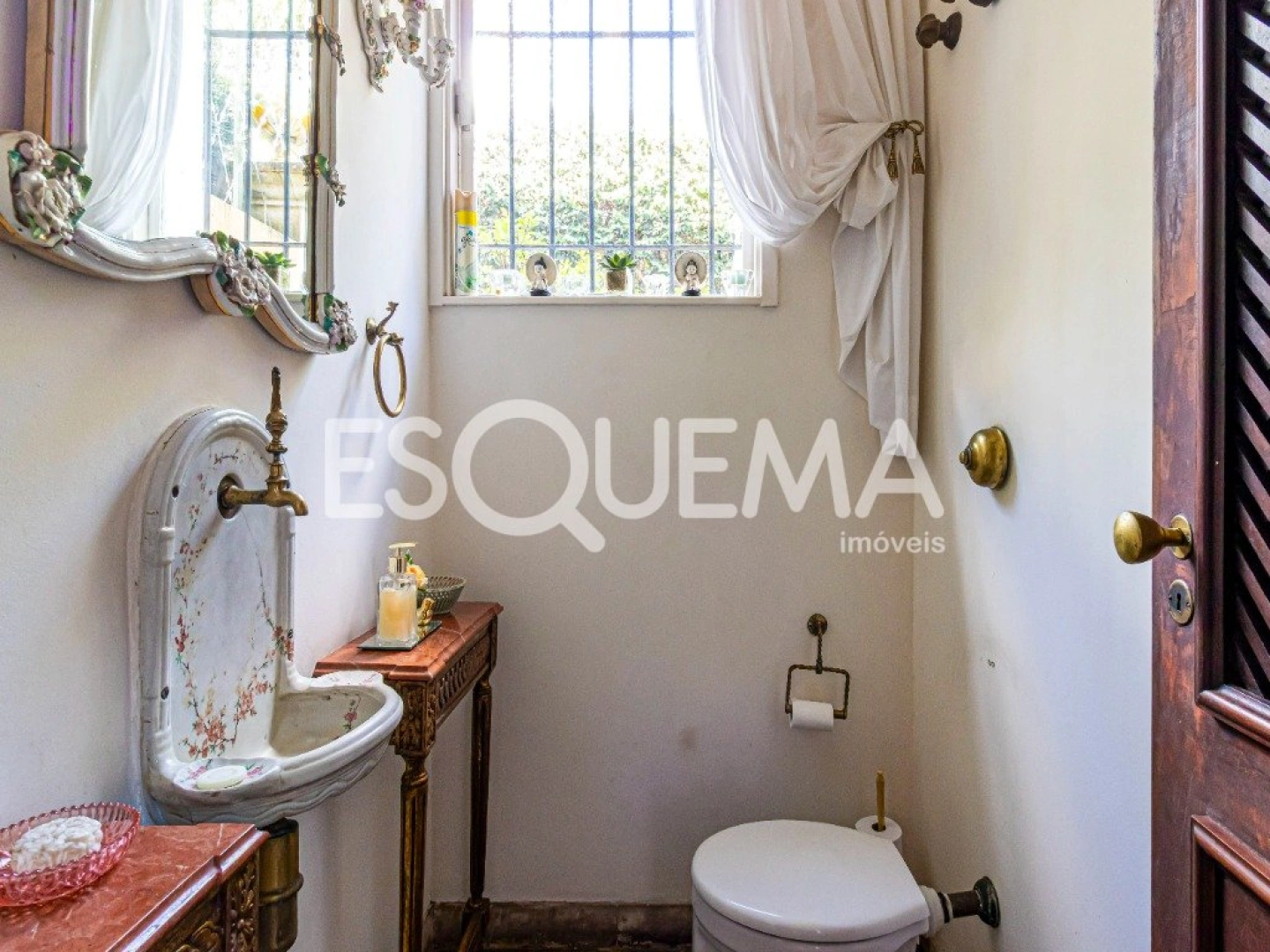 Casa para reforma total com jardim exuberante - Imagem 8