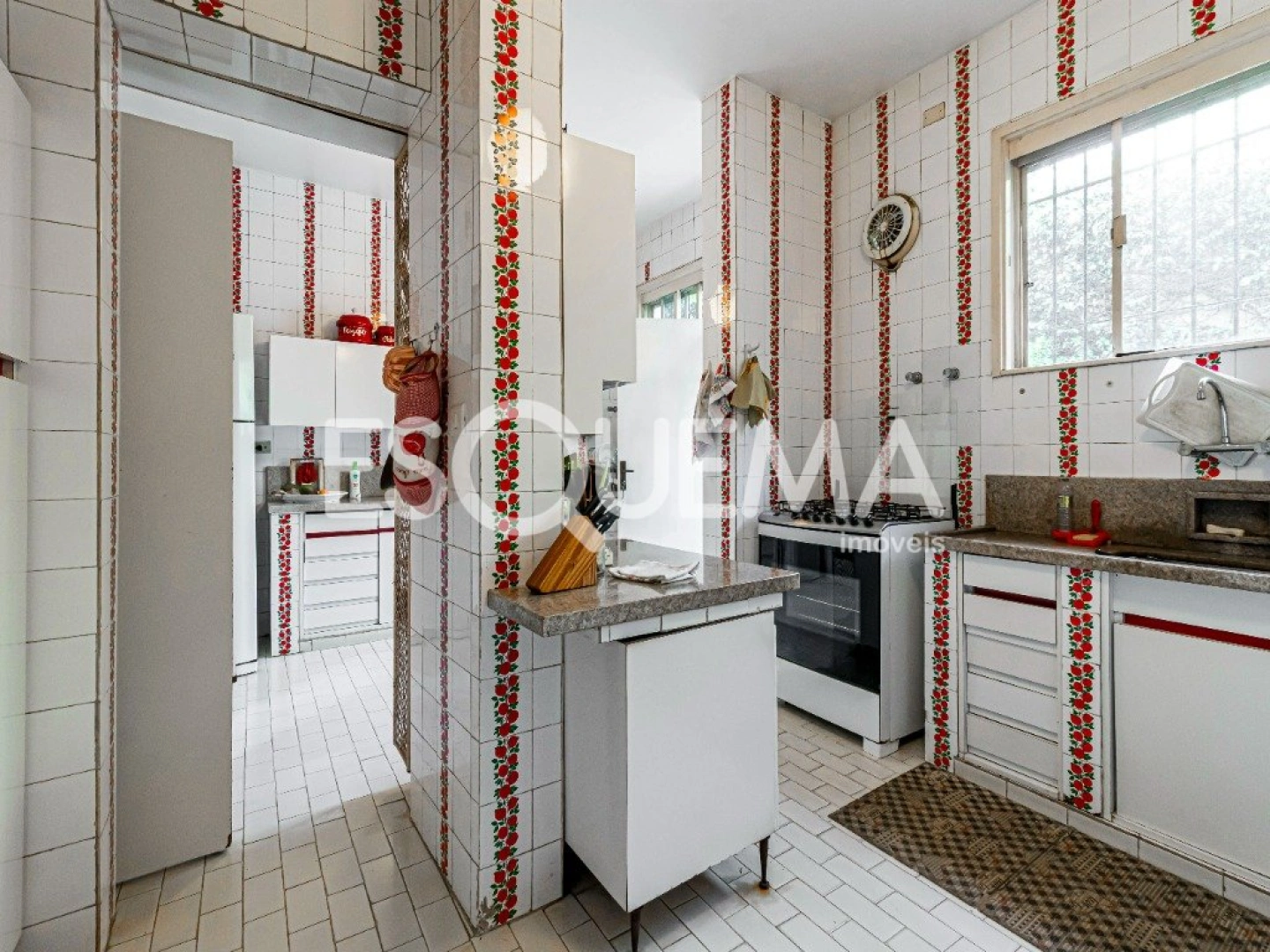 Casa para reforma total com jardim exuberante - Imagem 9