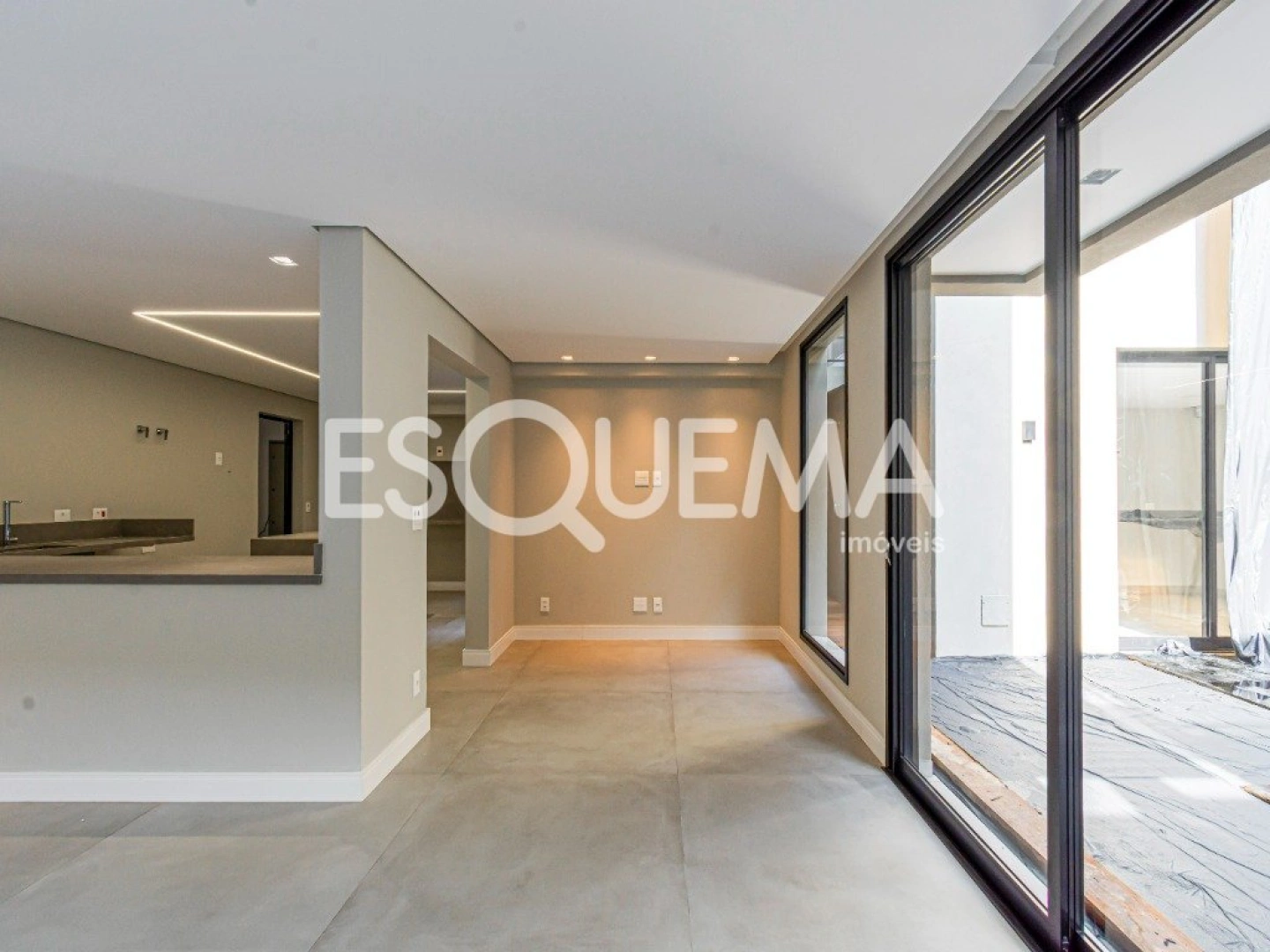 Casa totalmente reformada em localização privilegiada - Imagem 10
