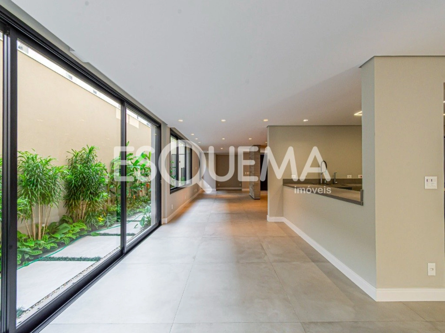 Casa totalmente reformada em localização privilegiada - Imagem 11