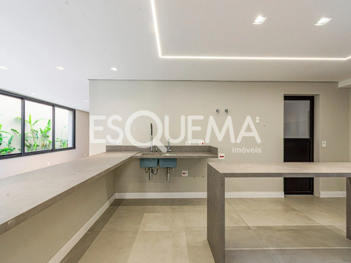 Casa totalmente reformada em localização privilegiada - Imagem 13