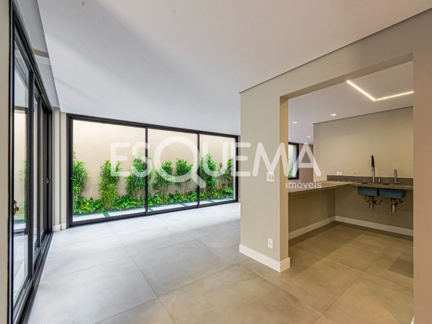 Casa totalmente reformada em localização privilegiada - Imagem 15