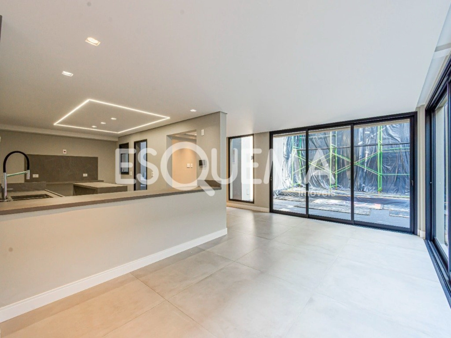 Casa totalmente reformada em localização privilegiada - Imagem 1
