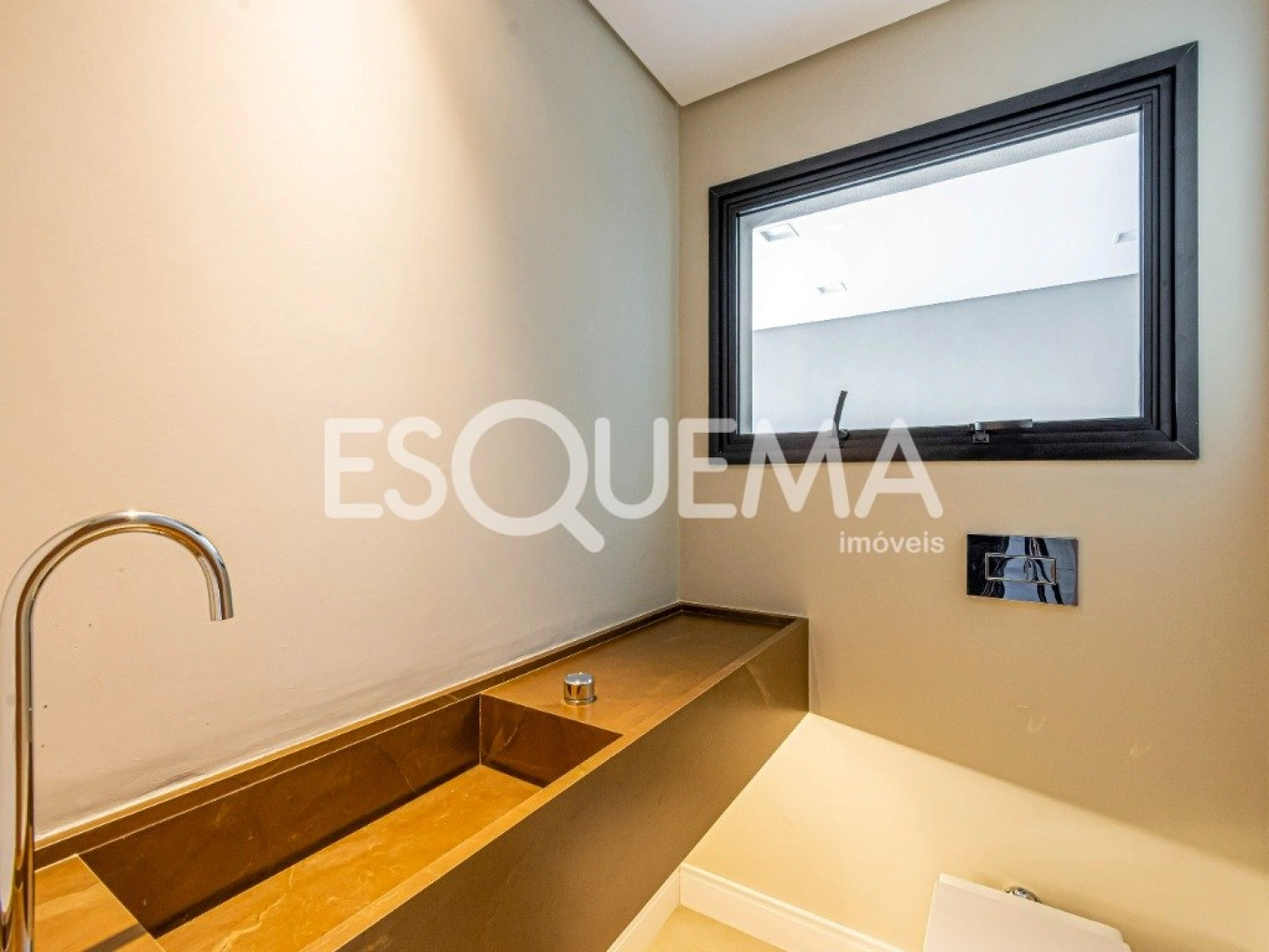 Casa totalmente reformada em localização privilegiada - Imagem 2
