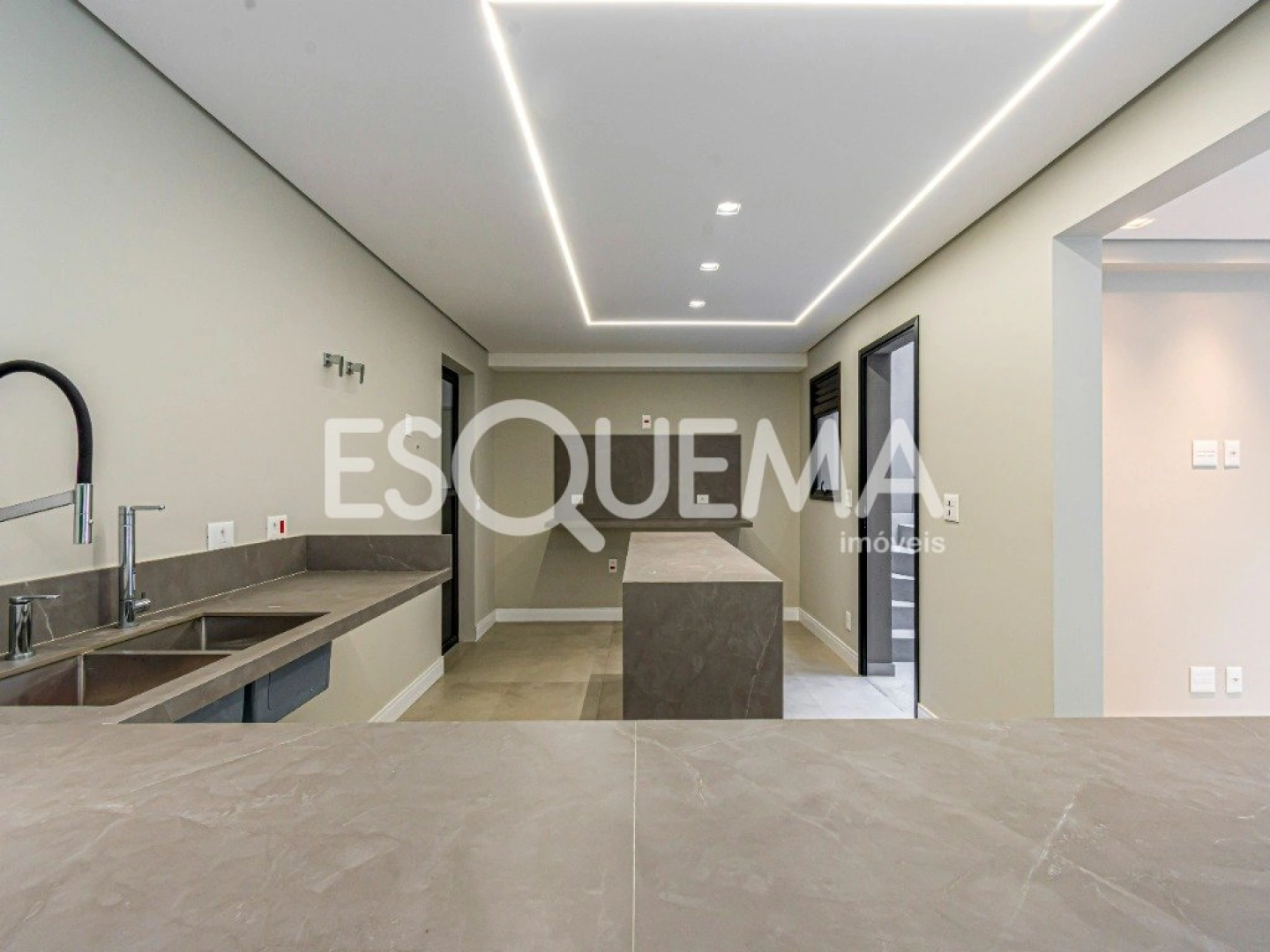 Casa totalmente reformada em localização privilegiada - Imagem 3