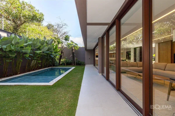 Casa em condomínio, com 4 suítes e terraço