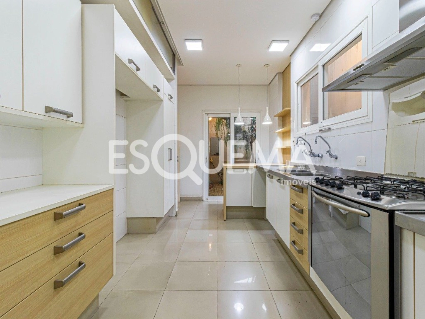 Casa térrea com amplo jardim - Imagem 10