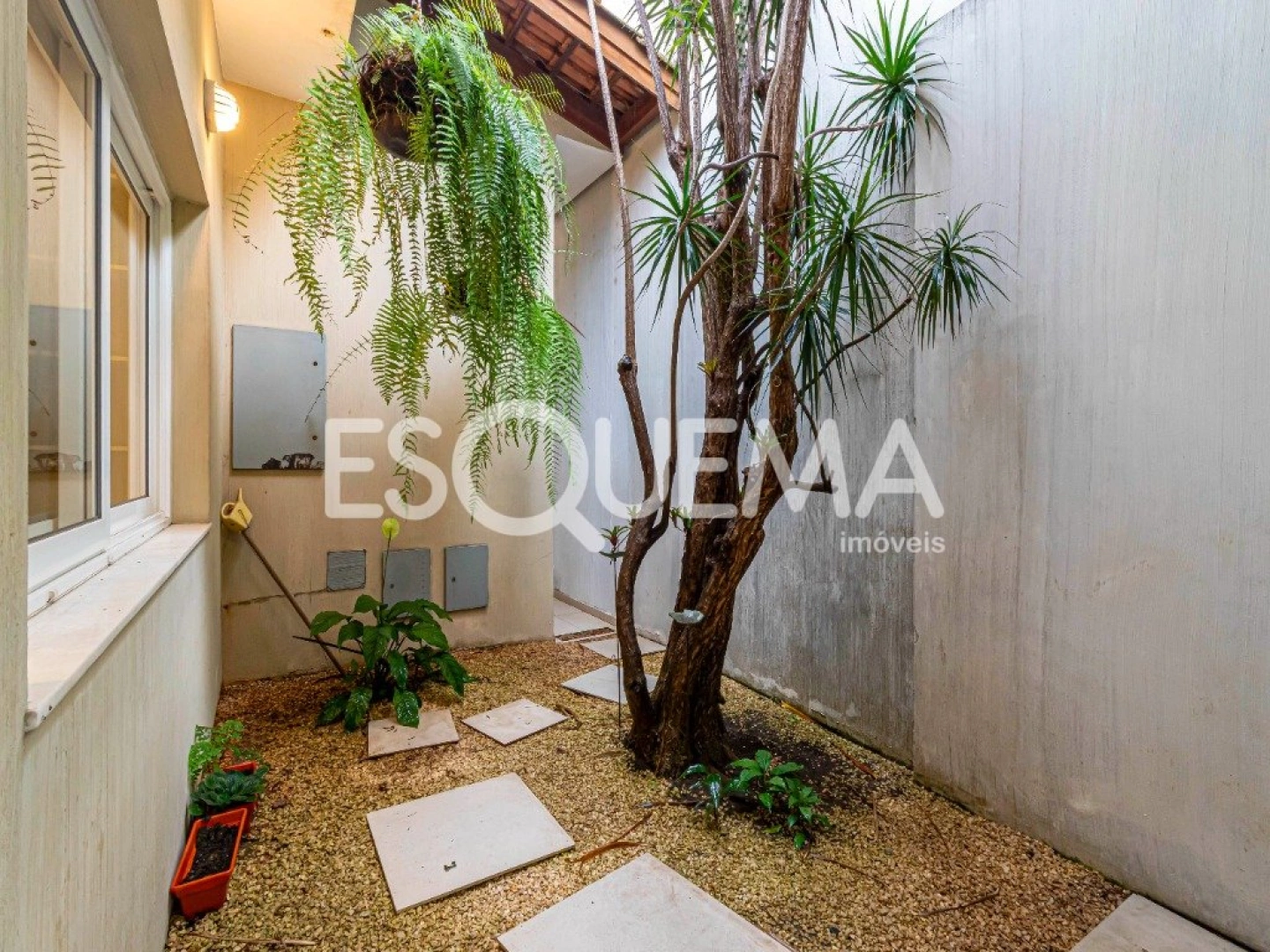 Casa térrea com amplo jardim - Imagem 15