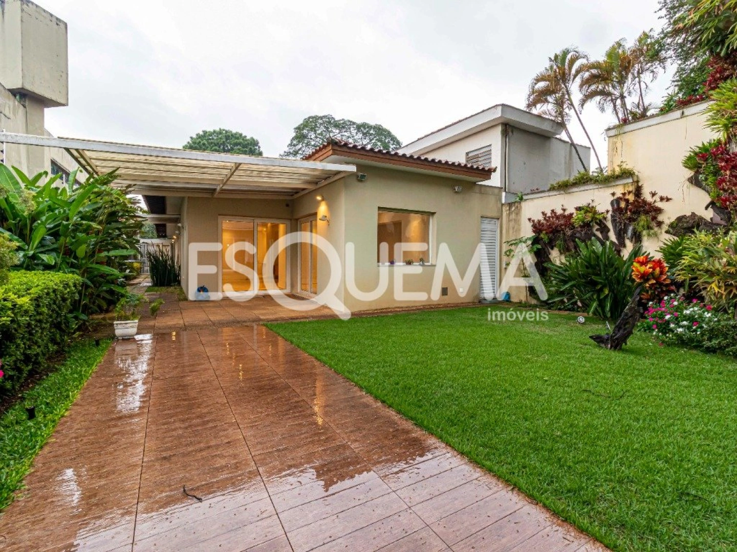 Casa térrea com amplo jardim - Imagem 1