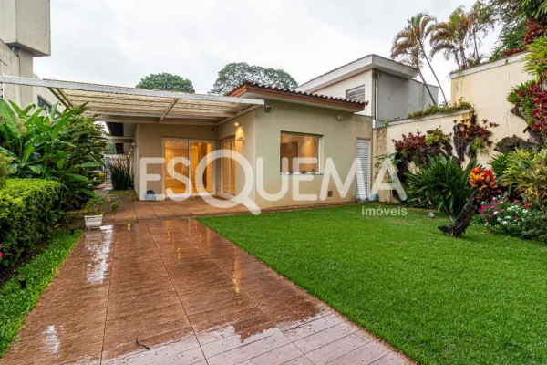 Casa térrea com amplo jardim