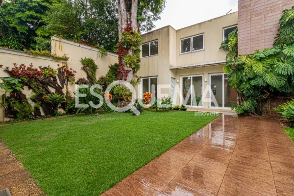 Casa térrea com amplo jardim