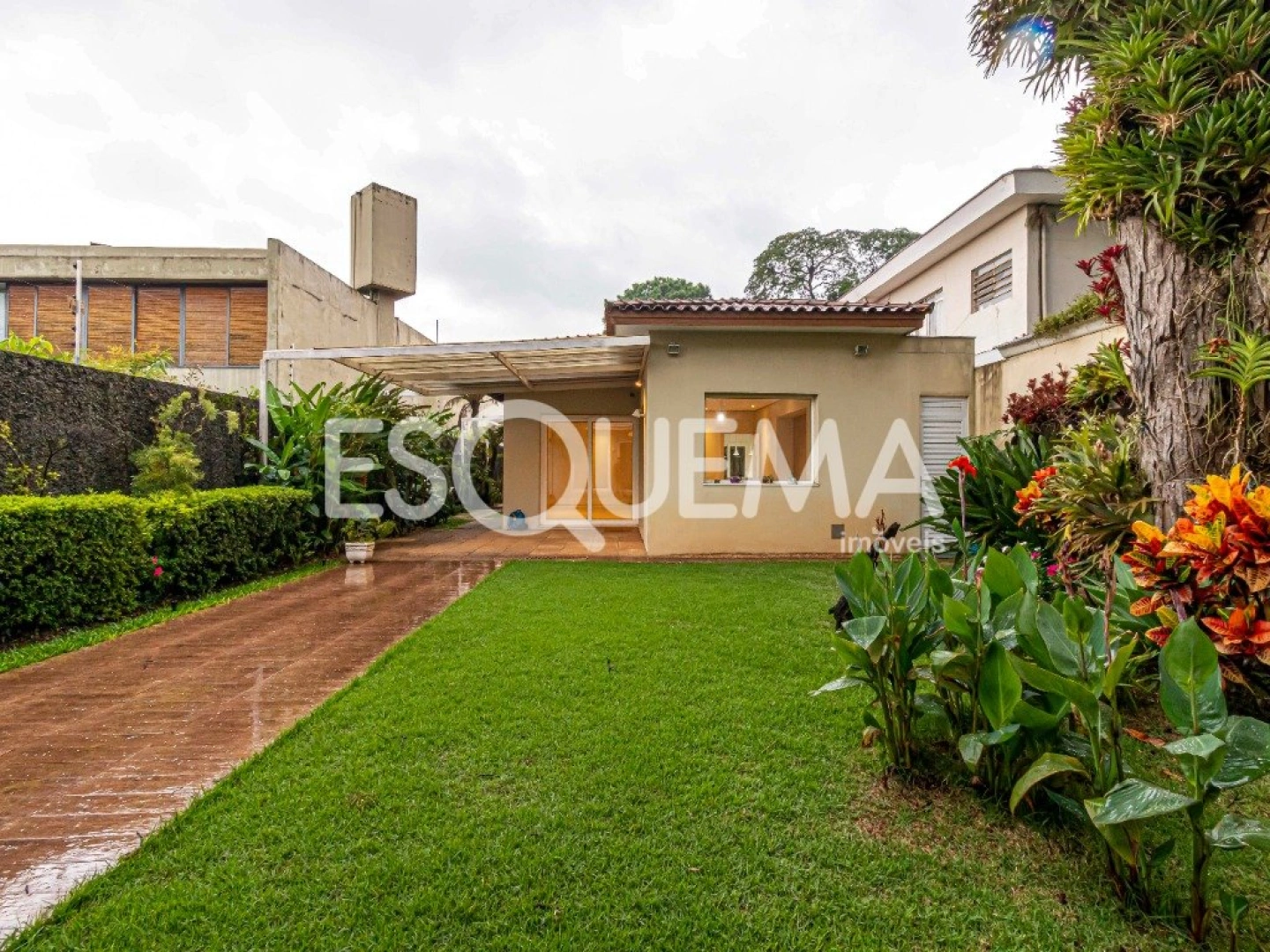 Casa térrea com amplo jardim - Imagem 3