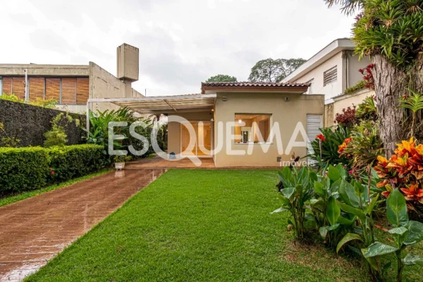 Casa térrea com amplo jardim
