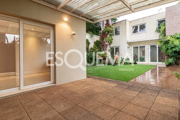 Casa térrea com amplo jardim