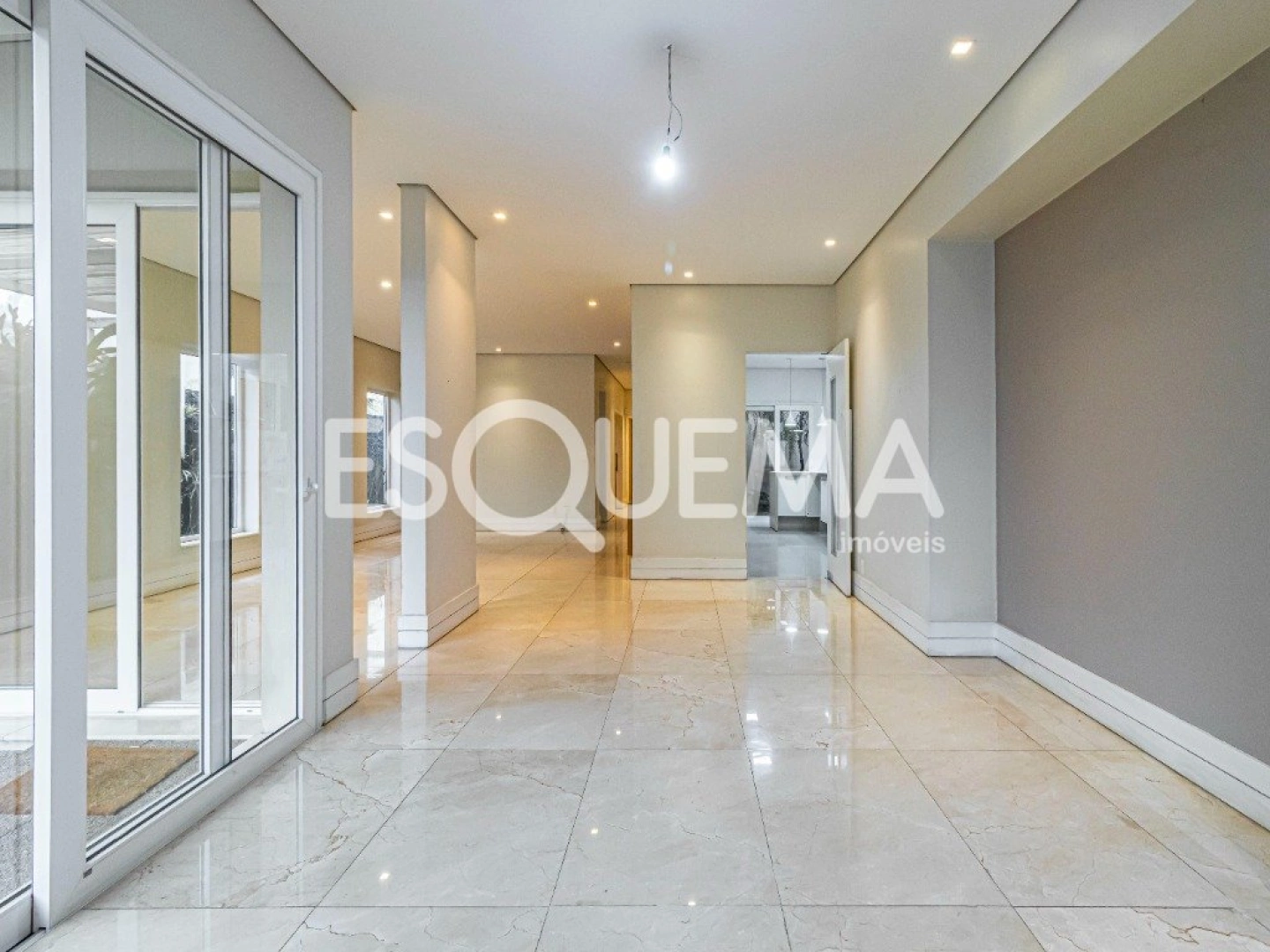 Casa térrea com amplo jardim - Imagem 7