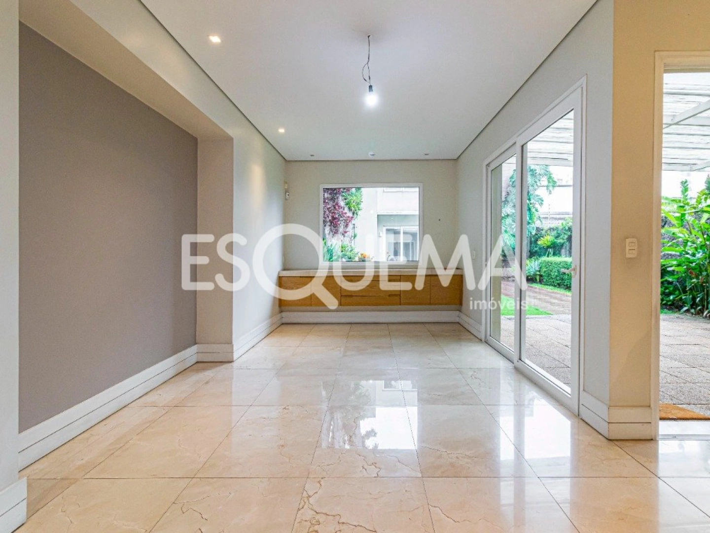 Casa térrea com amplo jardim - Imagem 8