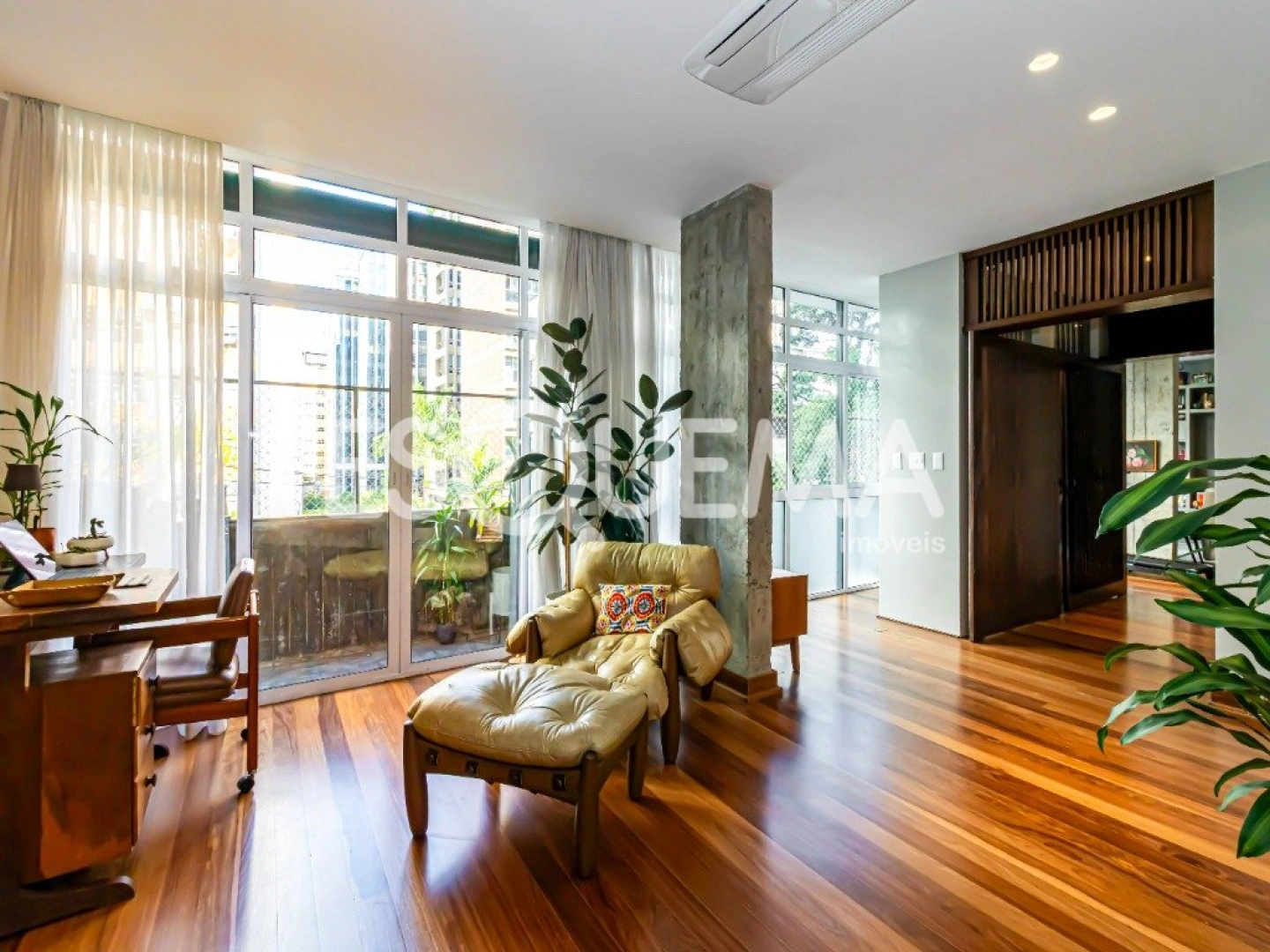 Apartamento em rua arborizada com vista para as copas das árvores - Imagem 1