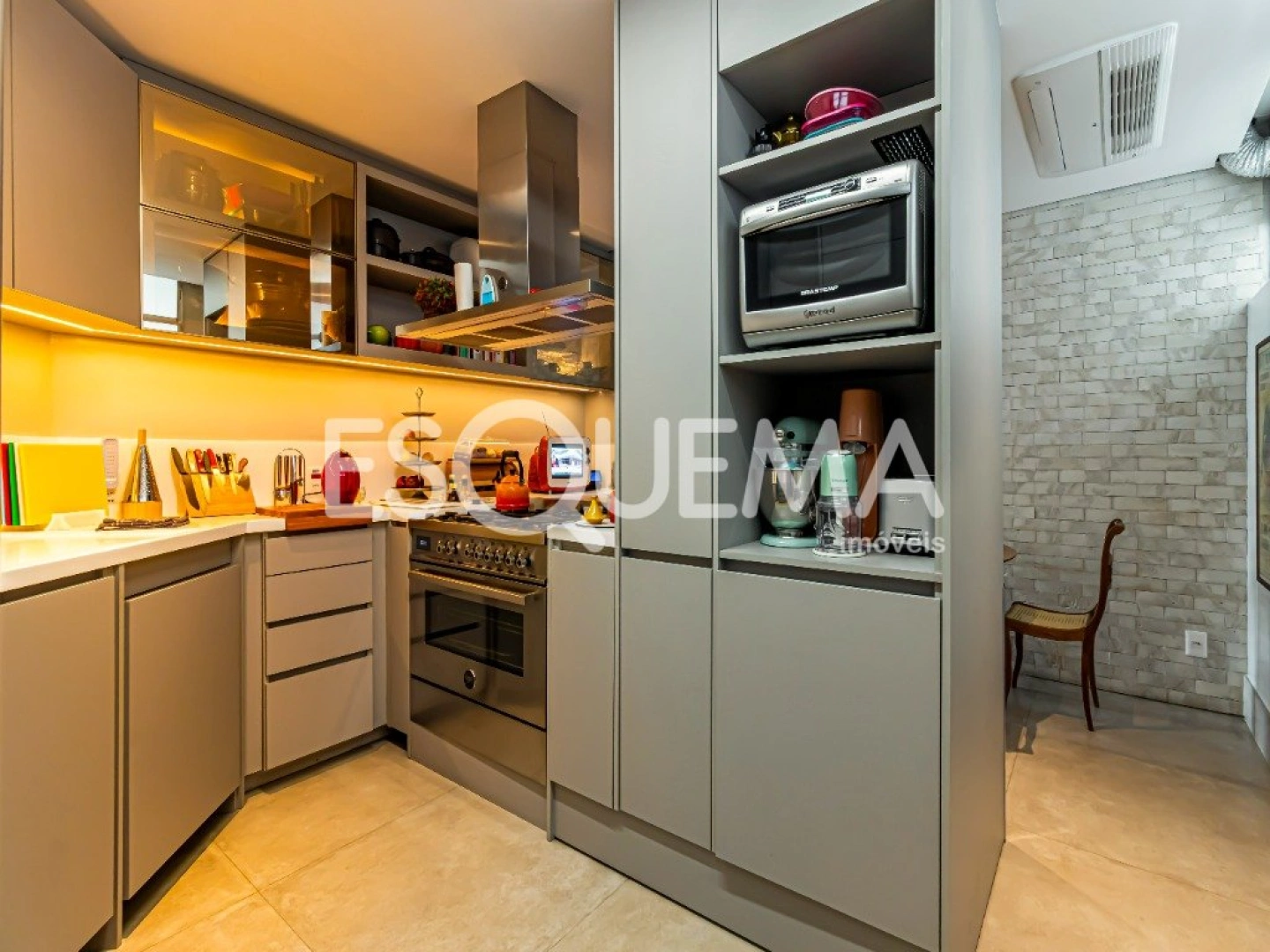 Apartamento em rua arborizada com vista para as copas das árvores - Imagem 8