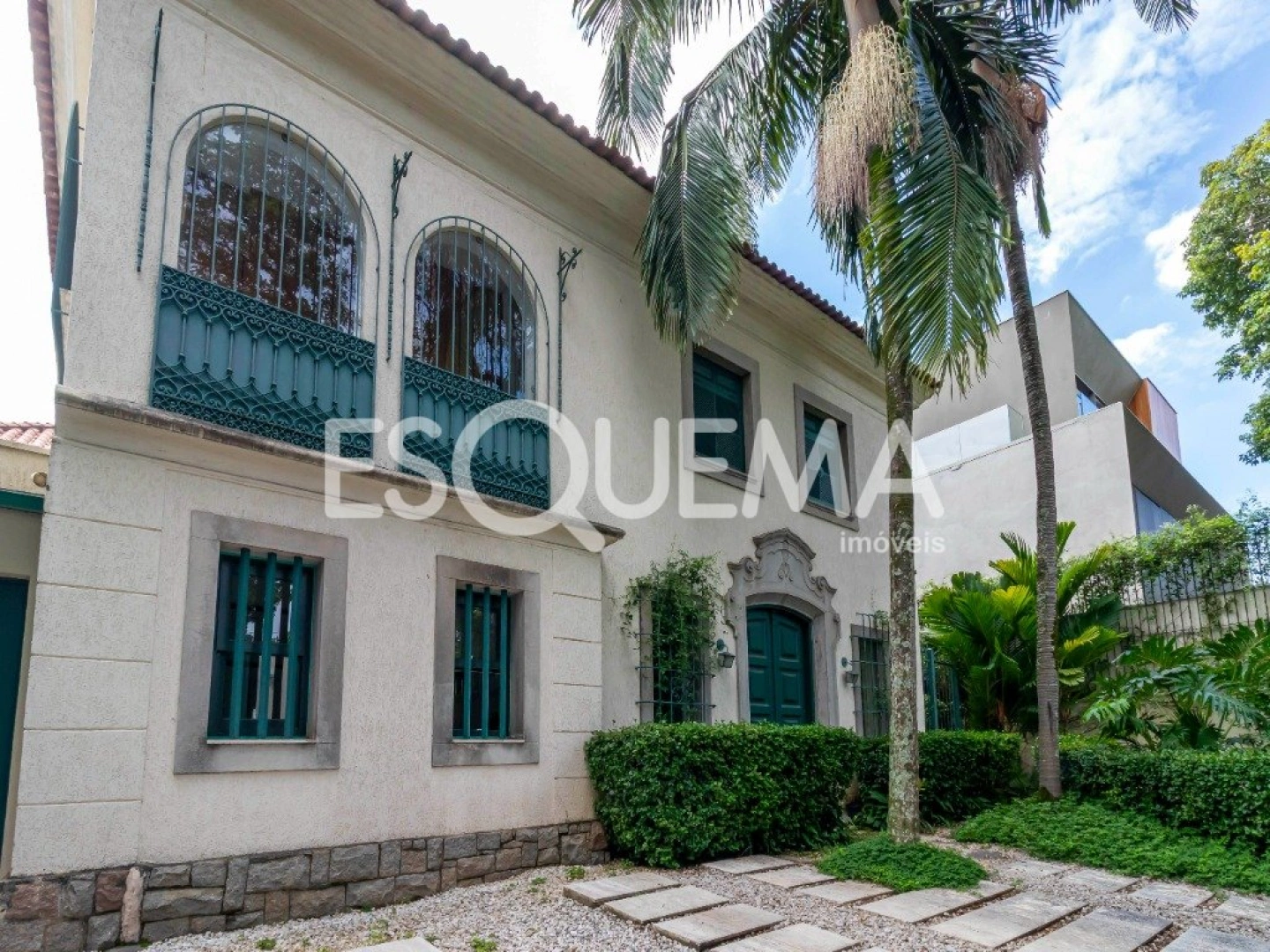 Casa em estilo colonial a poucos passos do Clube Harmonia - Imagem 1