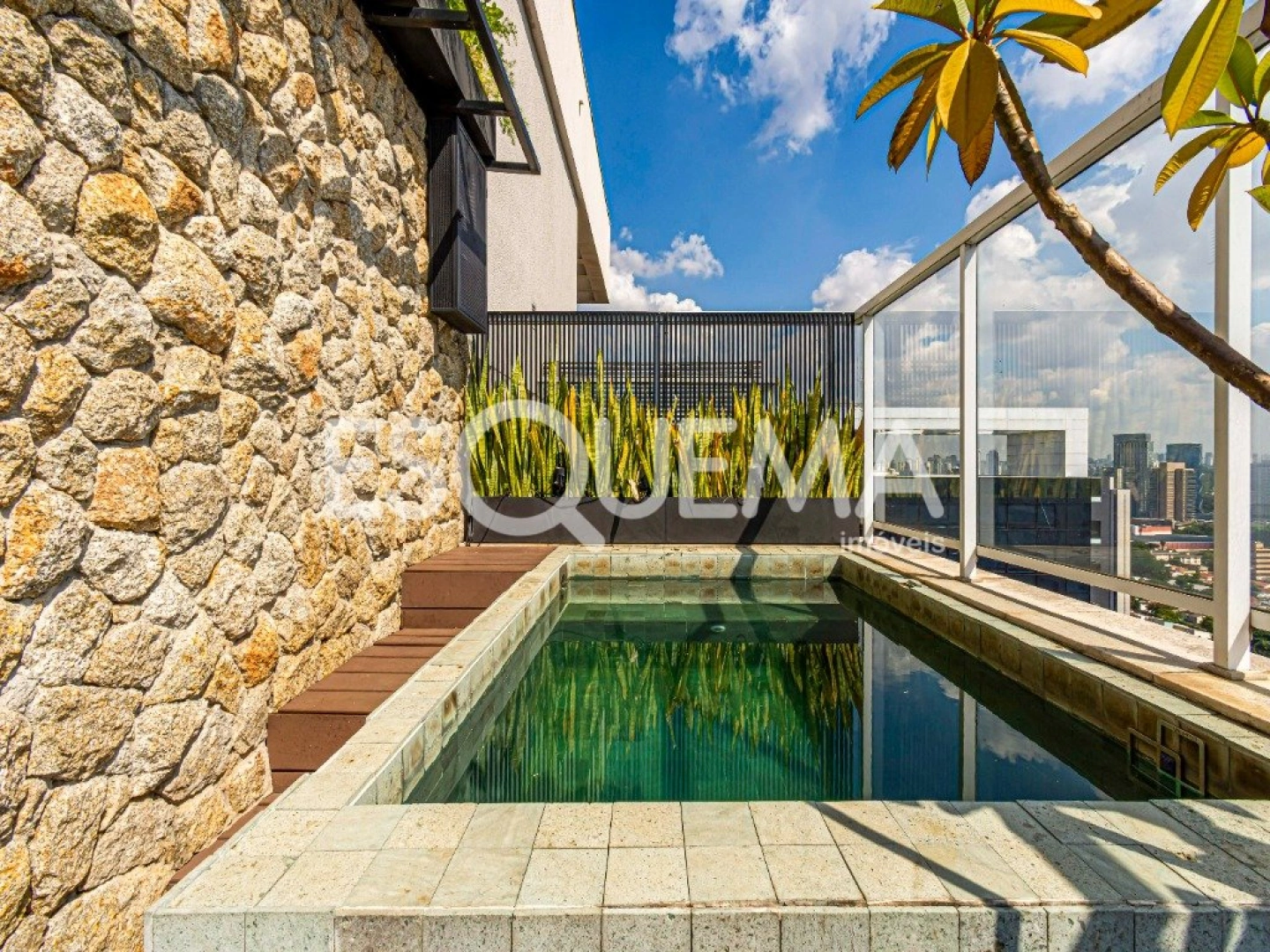 Cobertura com área social integrada e piscina privativa - Imagem 1