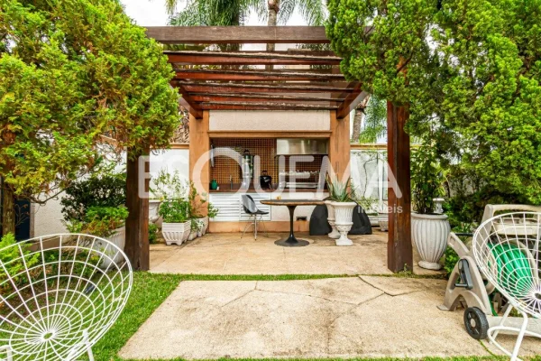 Casa elegante e confortável em rua cobiçada