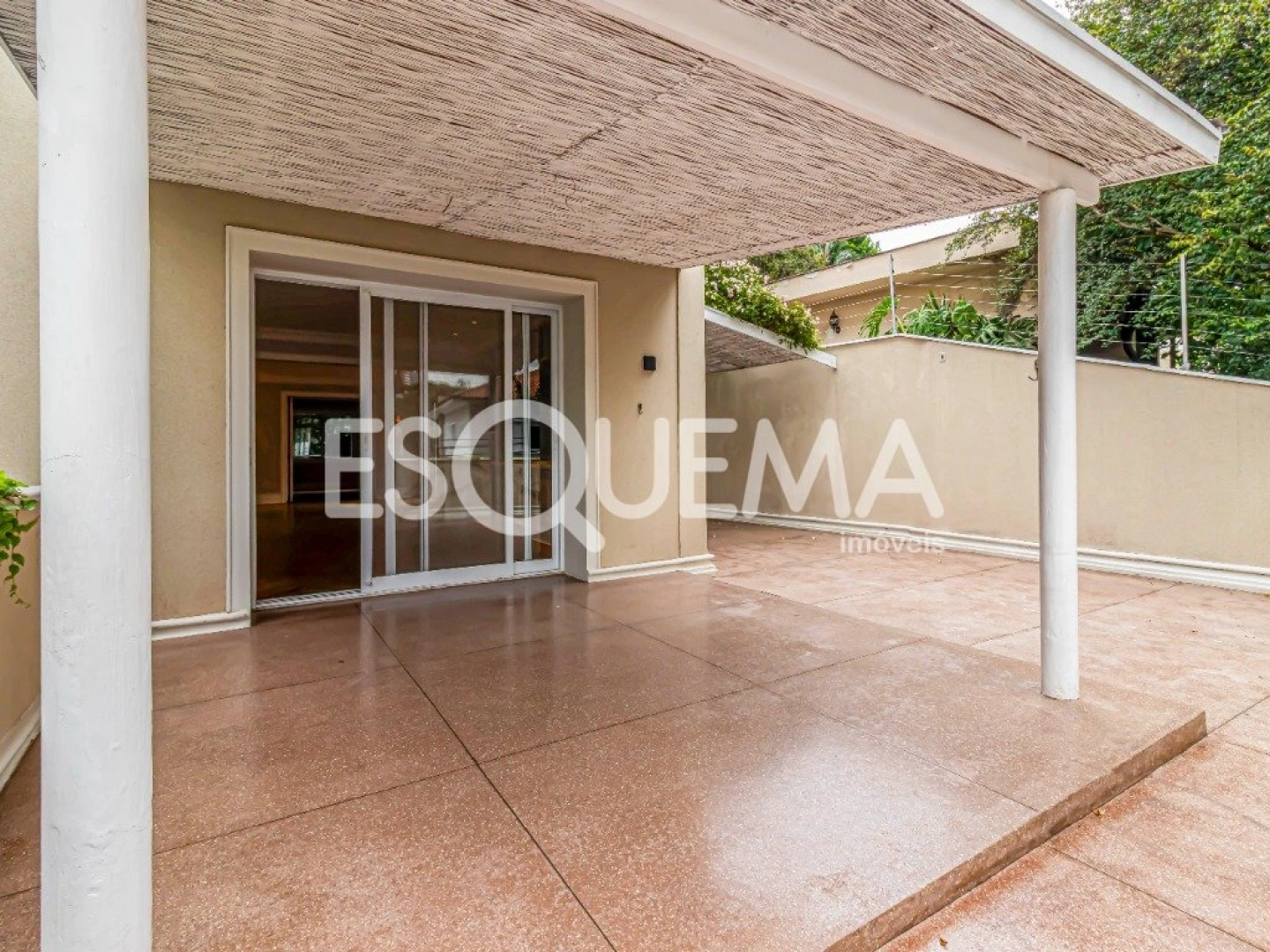 Casa reformada com estilo clássico - Imagem 13
