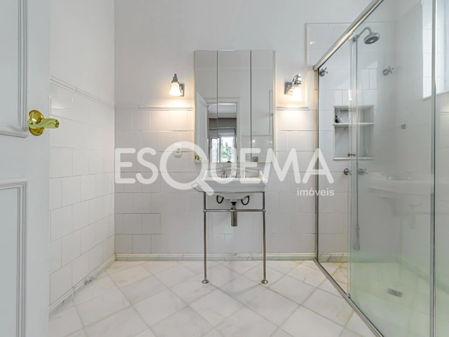 Casa reformada com estilo clássico - Imagem 14