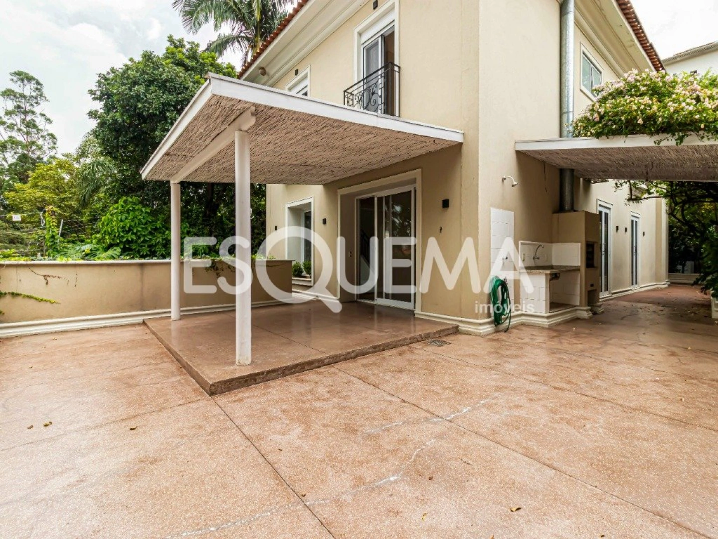 Casa reformada com estilo clássico - Imagem 15