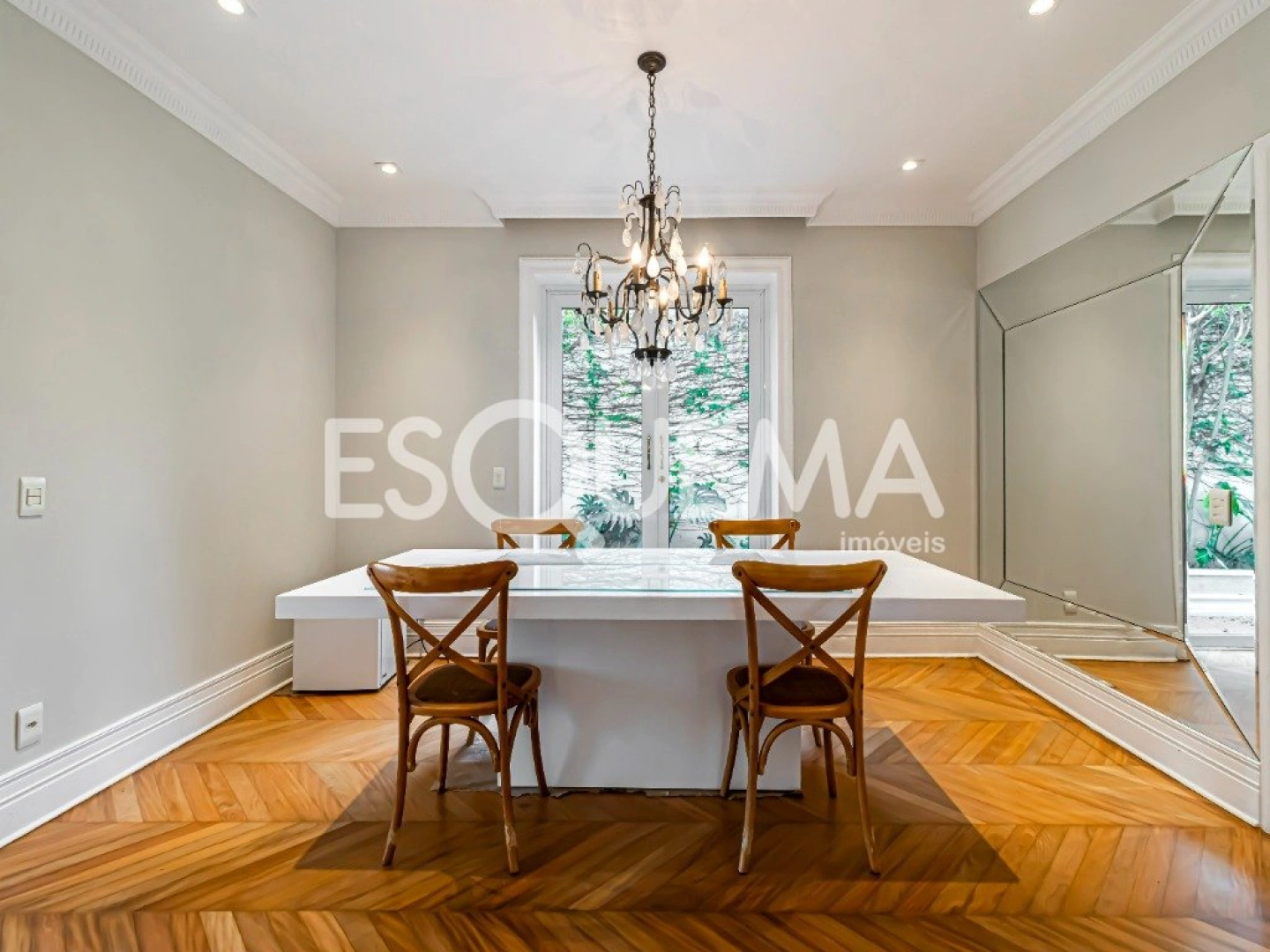 Casa reformada com estilo clássico - Imagem 2