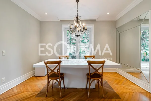 Casa reformada com estilo clássico