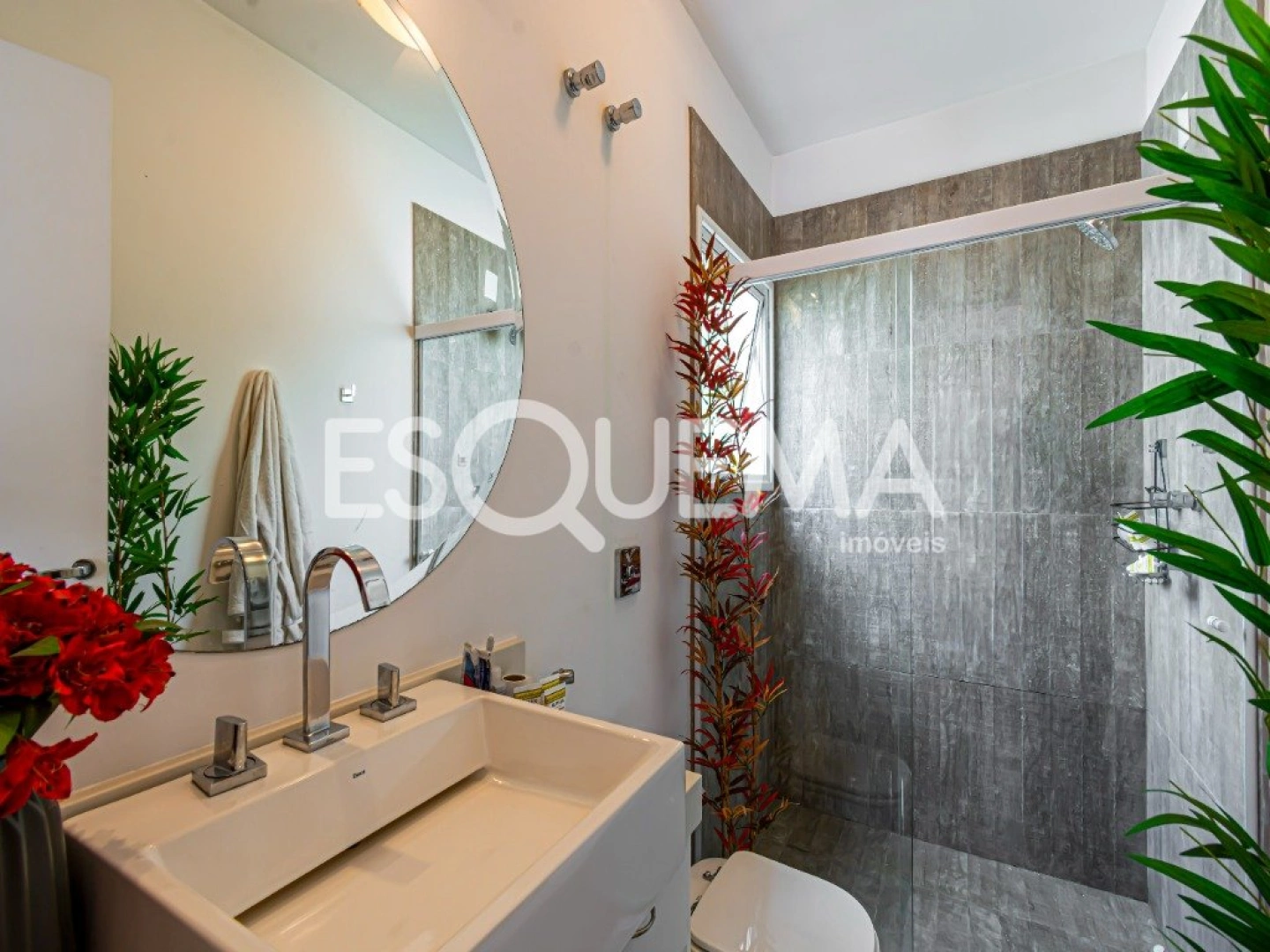 Casa bem iluminada e cercada por verde em rua cobiçada - Imagem 11