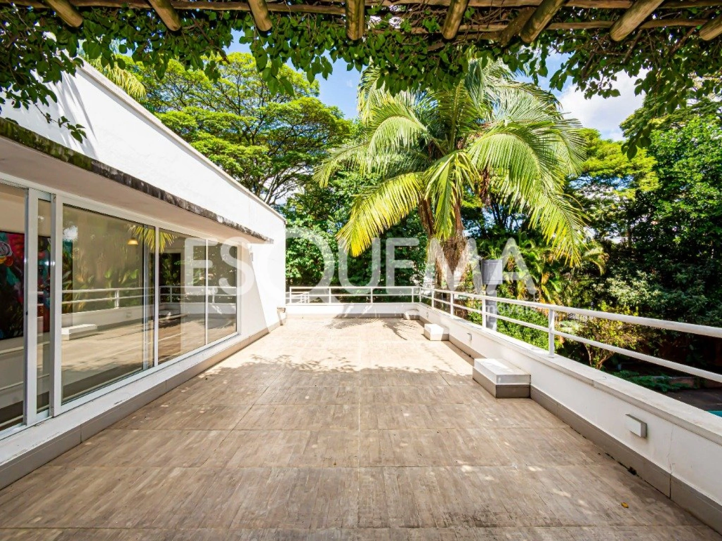 Casa bem iluminada e cercada por verde em rua cobiçada - Imagem 14