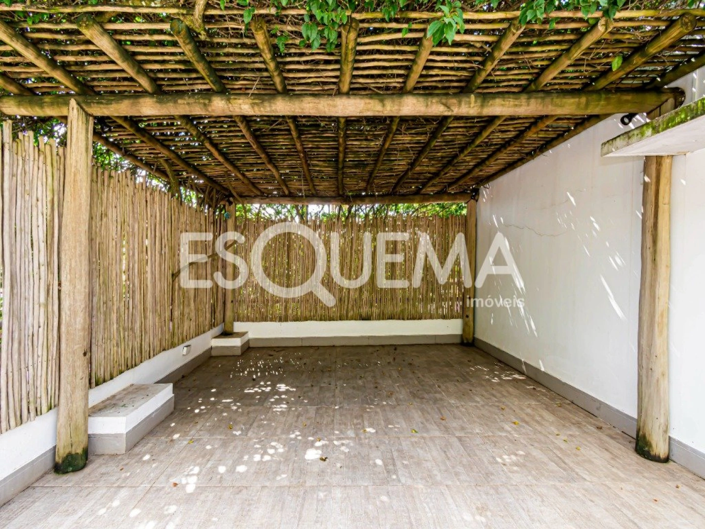 Casa bem iluminada e cercada por verde em rua cobiçada - Imagem 15