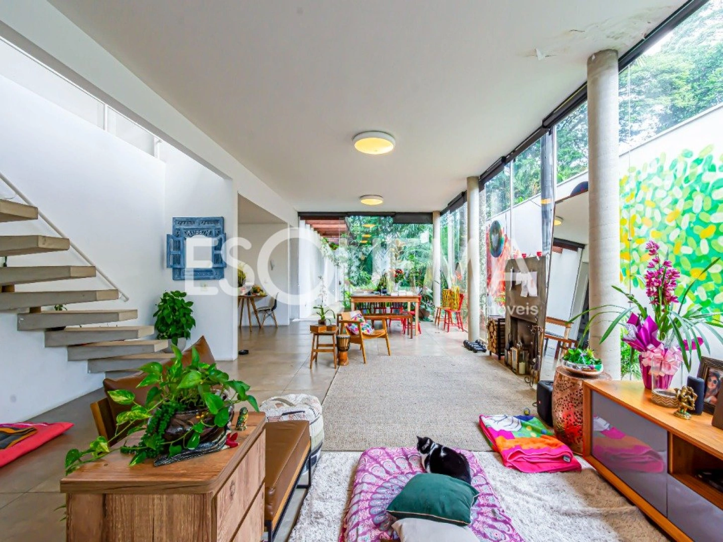 Casa bem iluminada e cercada por verde em rua cobiçada - Imagem 1