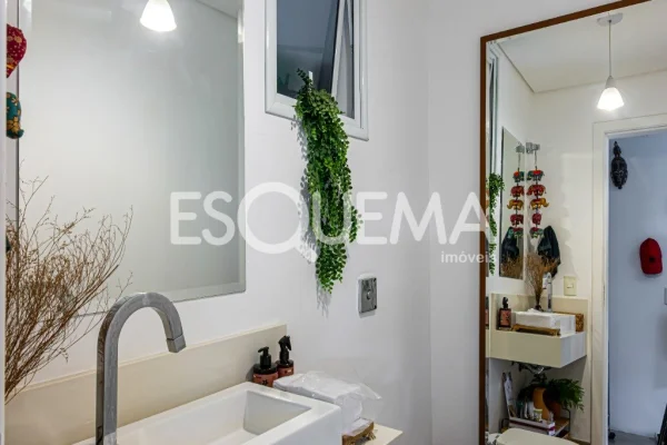 Casa bem iluminada e cercada por verde em rua cobiçada