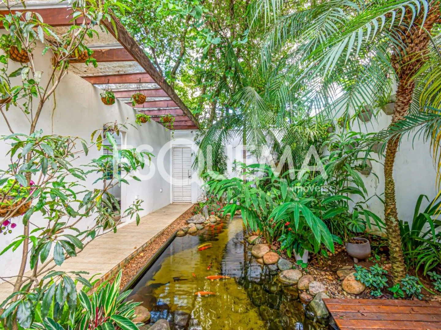Casa bem iluminada e cercada por verde em rua cobiçada - Imagem 6