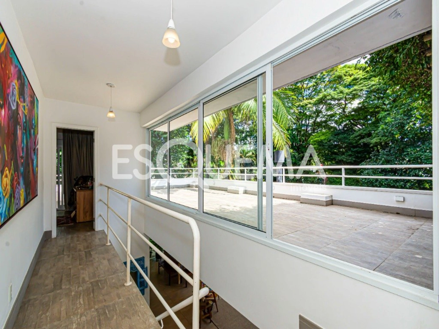 Casa bem iluminada e cercada por verde em rua cobiçada - Imagem 9