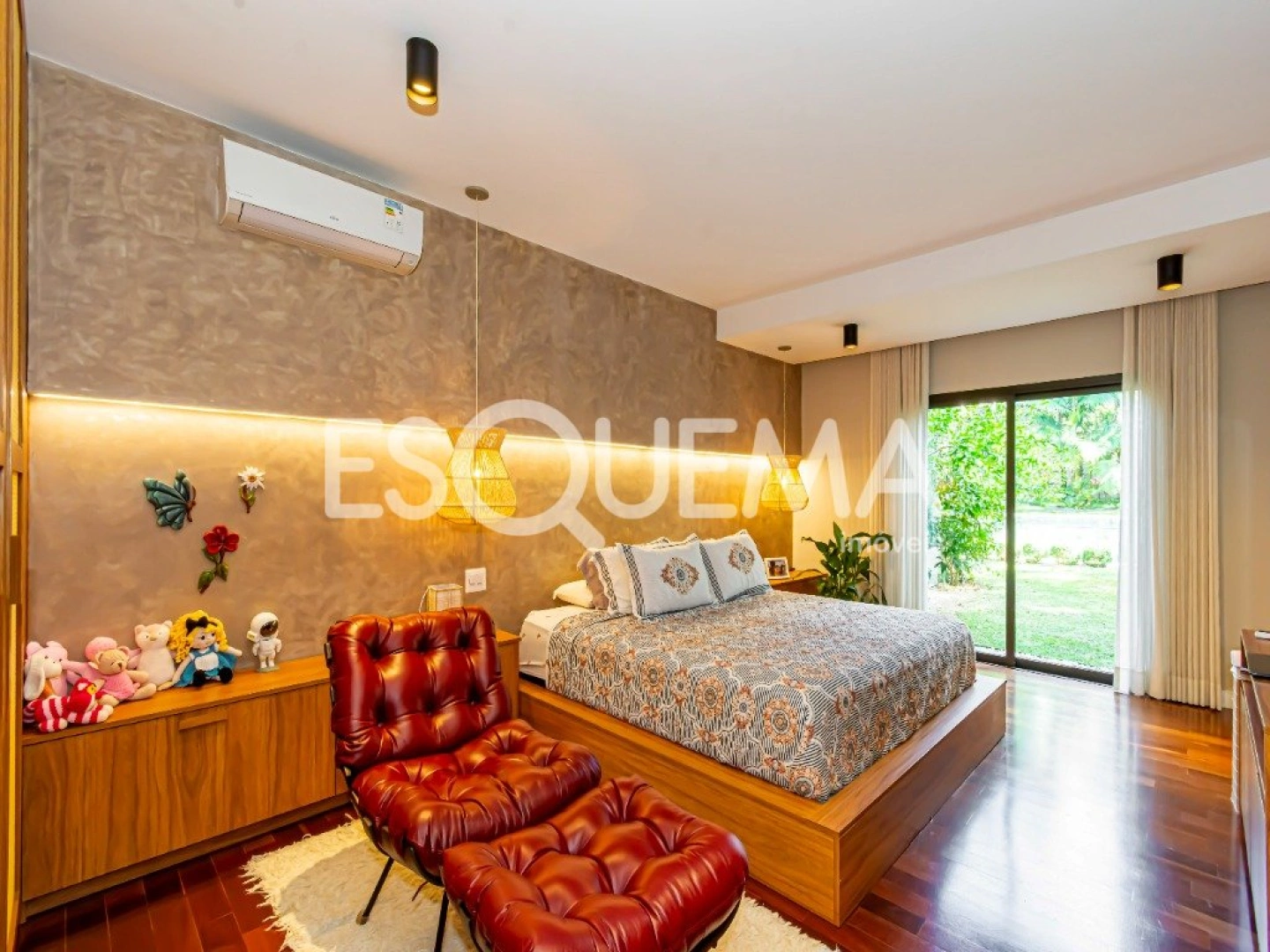 Casa térrea com amplo jardim e piscina - Imagem 11