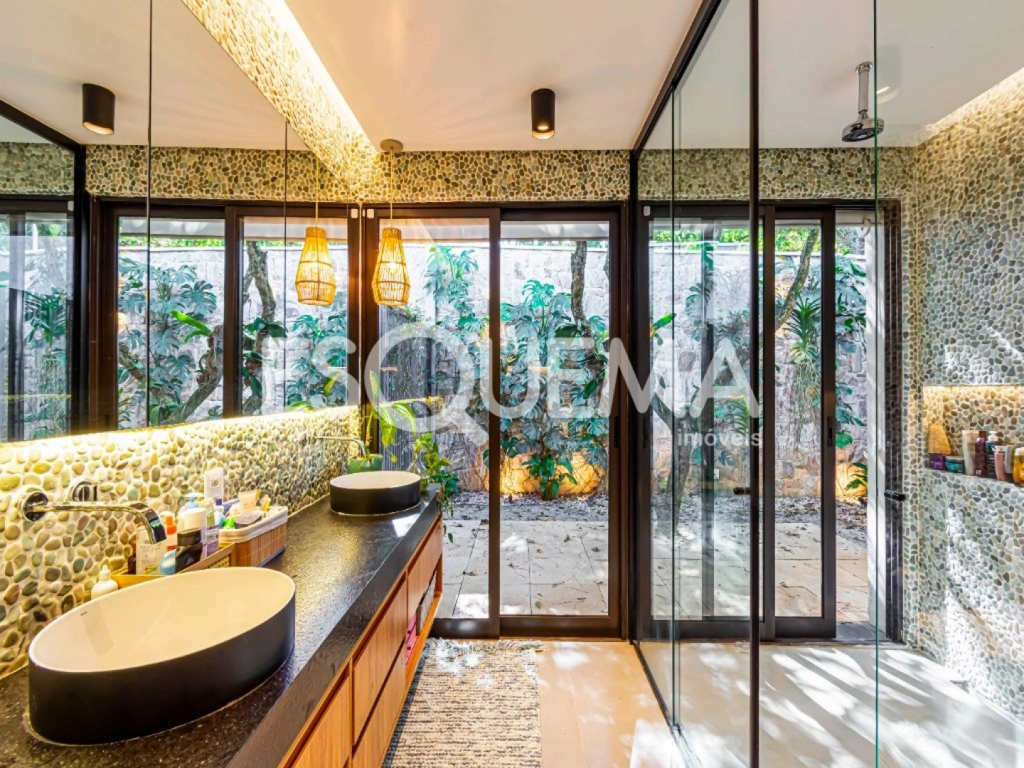 Casa térrea com amplo jardim e piscina - Imagem 12