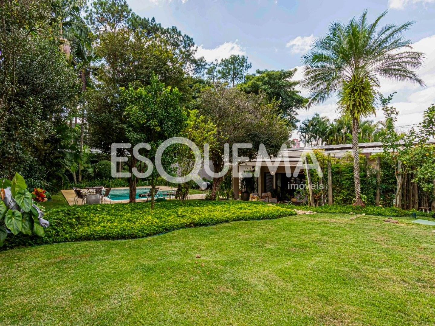 Casa térrea com amplo jardim e piscina - Imagem 15
