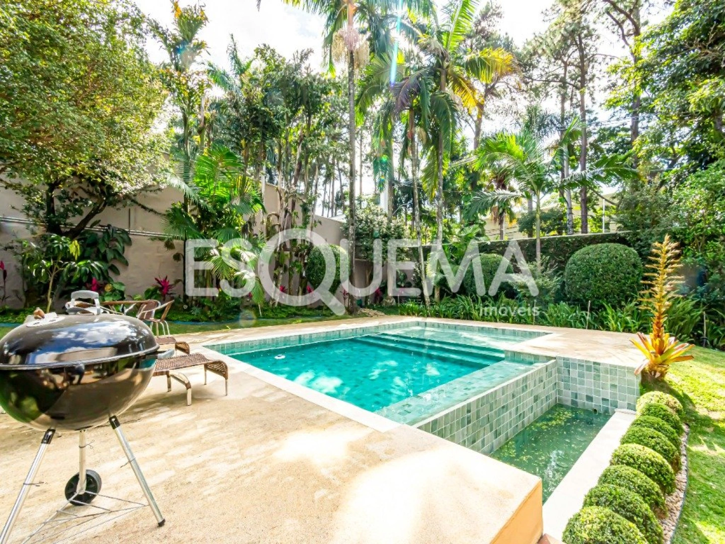Casa térrea com amplo jardim e piscina - Imagem 1