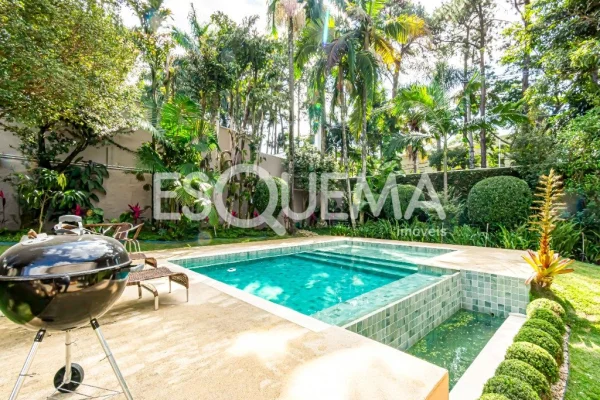 Casa térrea com amplo jardim e piscina