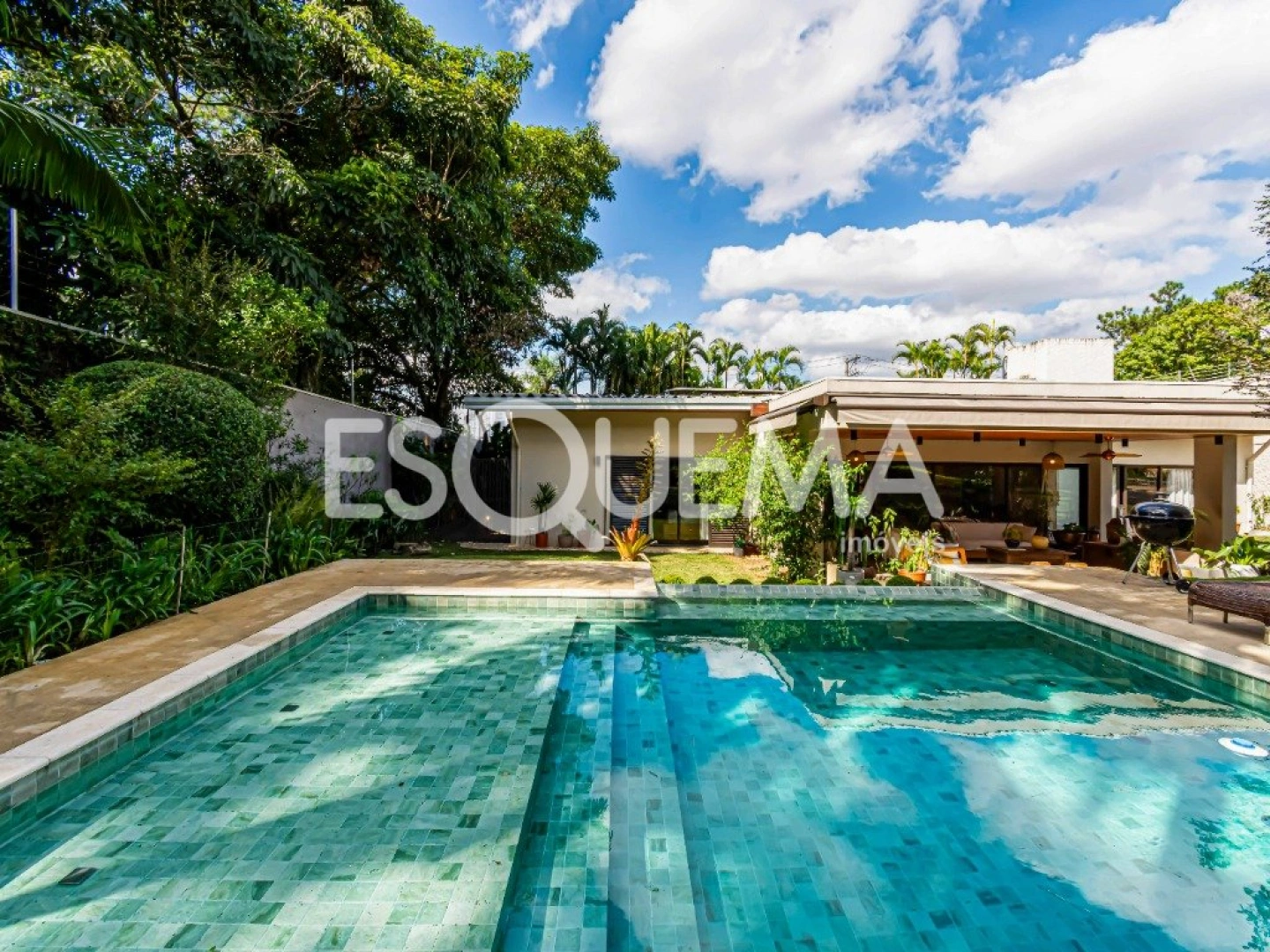 Casa térrea com amplo jardim e piscina - Imagem 2